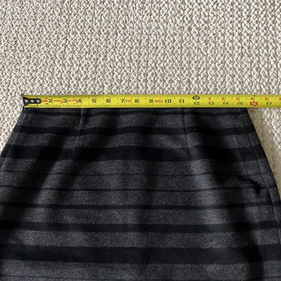 Banana Republic Black And Gray Stripe Wool Mini Skirt Size 8 - Picture 3 of 11